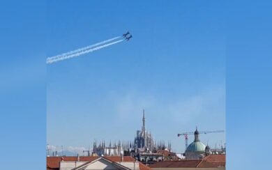 Le immagini delle Frecce Tricolori in volo su Milano per i 100 anni dell’Aeronautica