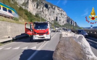 Le impressionanti immagini dell’enorme masso caduto tra Provinciale e ferrovia nel Lecchese