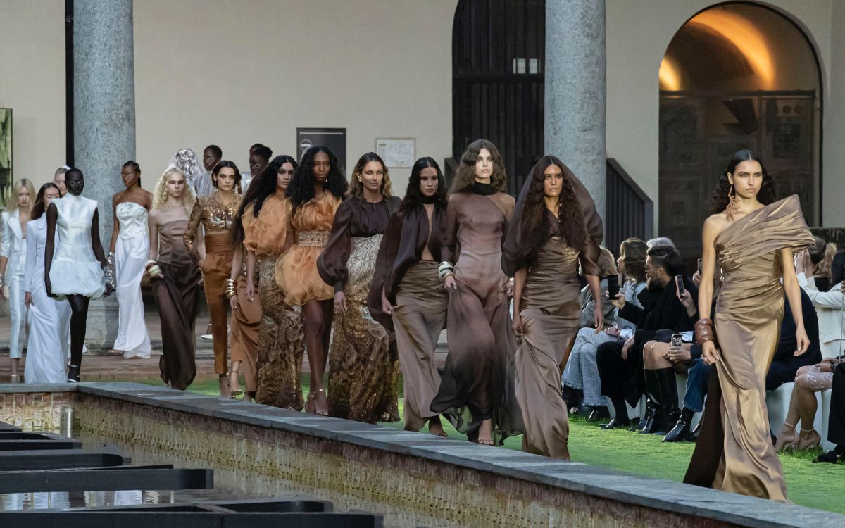Il weekend che accende Milano: potere, rituali e luce nuova sulle passerelle MFW Il weekend che accende Milano: potere, rituali e luce nuova sulle passerelle MFW
