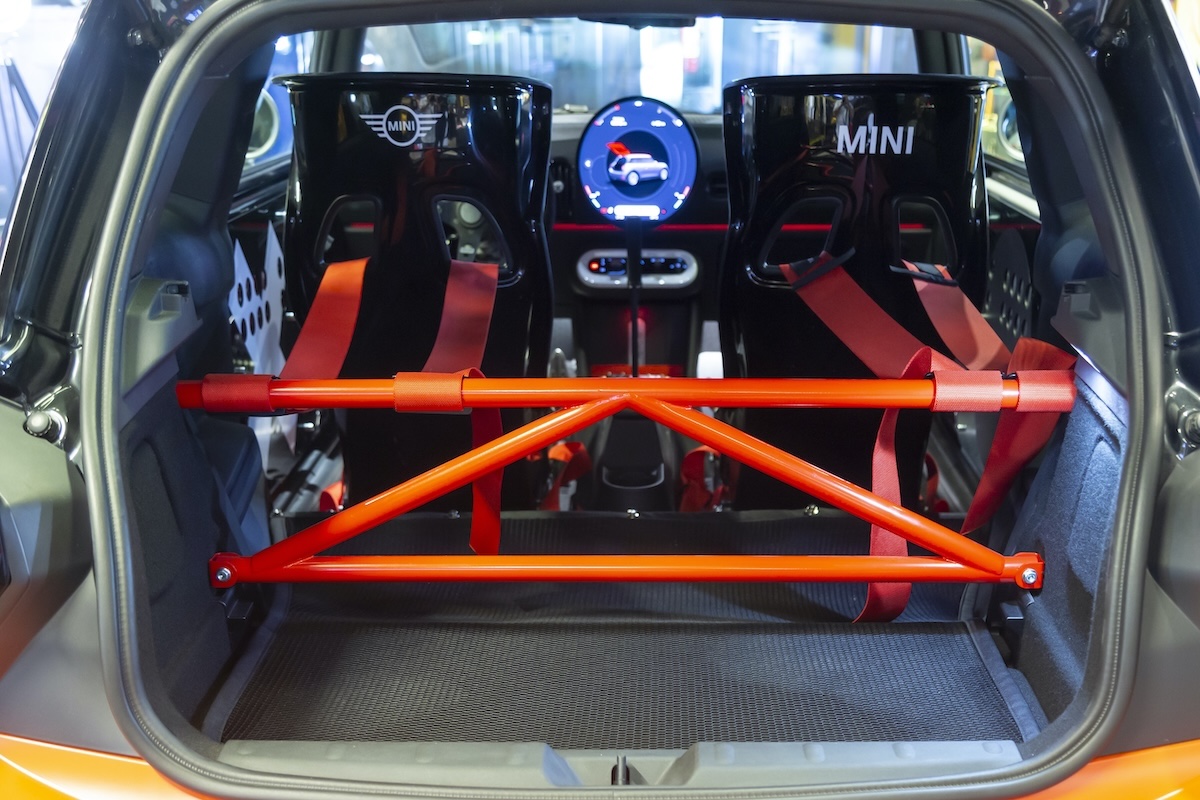 MINI John Cooper Works e Deus: collaborazione creativa a Milano