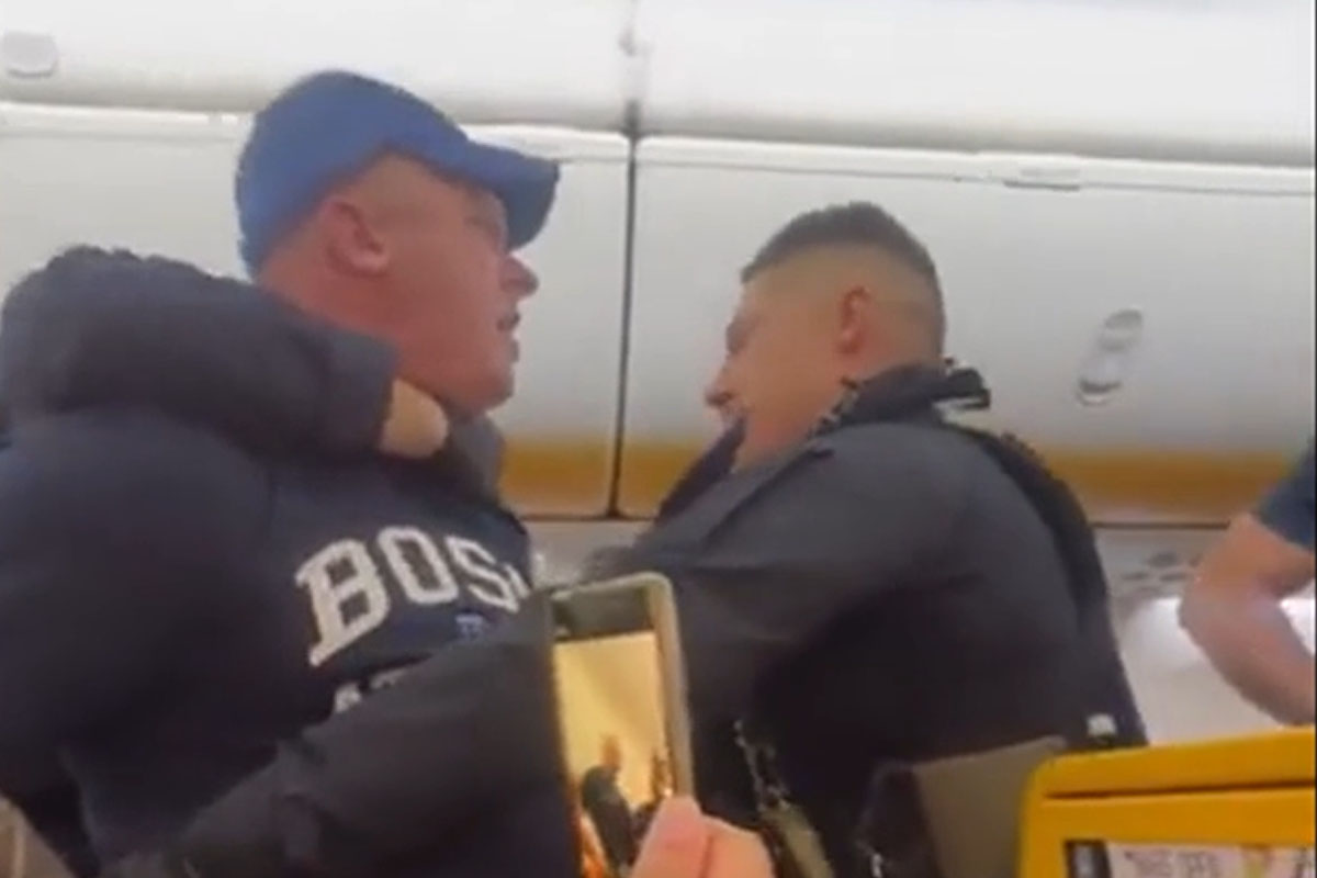 Paura in volo, turbolenze? No, scoppia la rissa sul volo Ryanair. VIDEO Paura in volo, turbolenze? No, scoppia la rissa sul volo Ryanair. VIDEO