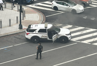 Usa, auto del Secret Service prende fuoco davanti alla Casa Bianca poco prima dell’arrivo di Netanyahu. FOTO