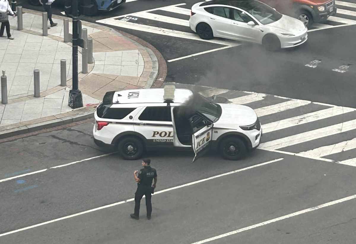 Usa, auto del Secret Service prende fuoco davanti alla Casa Bianca poco prima dell’arrivo di Netanyahu. FOTO Usa, auto del Secret Service prende fuoco davanti alla Casa Bianca poco prima dell’arrivo di Netanyahu. FOTO