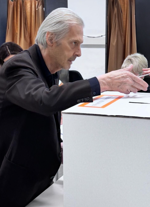 Elezioni Marche, Vittorio Sgarbi alle urne per il voto: il critico d’arte è irriconoscibile. Le prime foto dopo la depressione e il ricovero Elezioni Marche, Vittorio Sgarbi alle urne per il voto: il critico d’arte è irriconoscibile. Le prime foto dopo la depressione e il ricovero