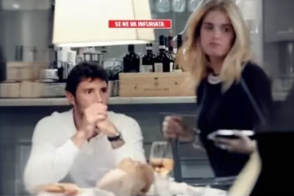 Affari Tuoi, De Martino cambia tutto per battere Gerry Scotti. E intanto c’è chi lo consola (non è Caroline Tronelli) Affari Tuoi, De Martino cambia tutto per battere Gerry Scotti. E intanto c’è chi lo consola (non è Caroline Tronelli)