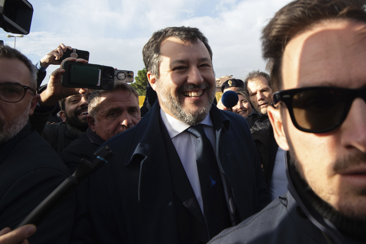 Open Arms, fissata la Cassazione. Salvini: “Come regalo di Natale la sinistra mi manda a processo” Open Arms, fissata la Cassazione. Salvini: “Come regalo di Natale la sinistra mi manda a processo”