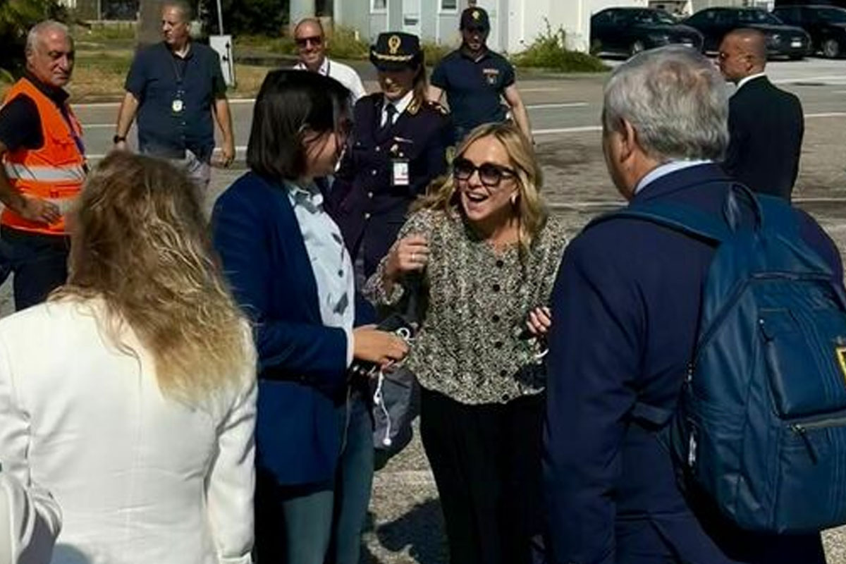Volo bipartisan per Lamezia Terme: Meloni e Schlein sullo stesso aereo, ecco che cosa si sono dette Volo bipartisan per Lamezia Terme: Meloni e Schlein sullo stesso aereo, ecco che cosa si sono dette