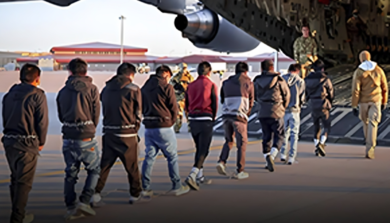 Usa, maxi deportazione di migranti: in 100 riportati nel loro Paese. Linea dura di Trump