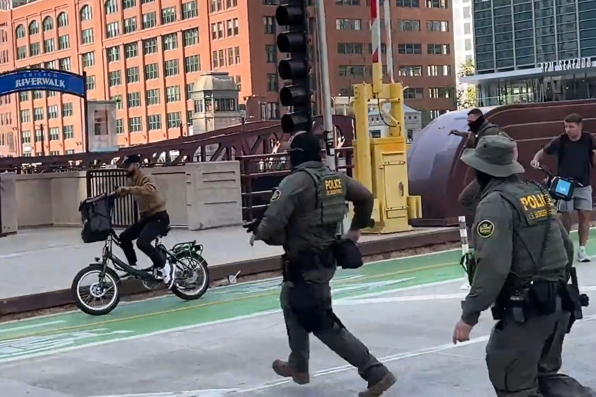Il rider in bici sfugge agli agenti dell’Ice, il video che non piacerà a Trump Il rider in bici sfugge agli agenti dell’Ice, il video che non piacerà a Trump