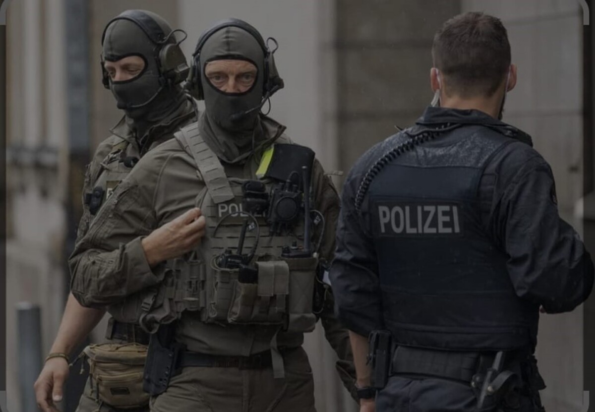 Paura terrorismo a Berlino, arrestati 3 membri di Hamas: “Volevano colpire dei siti ebraici” Paura terrorismo a Berlino, arrestati 3 membri di Hamas: “Volevano colpire dei siti ebraici”