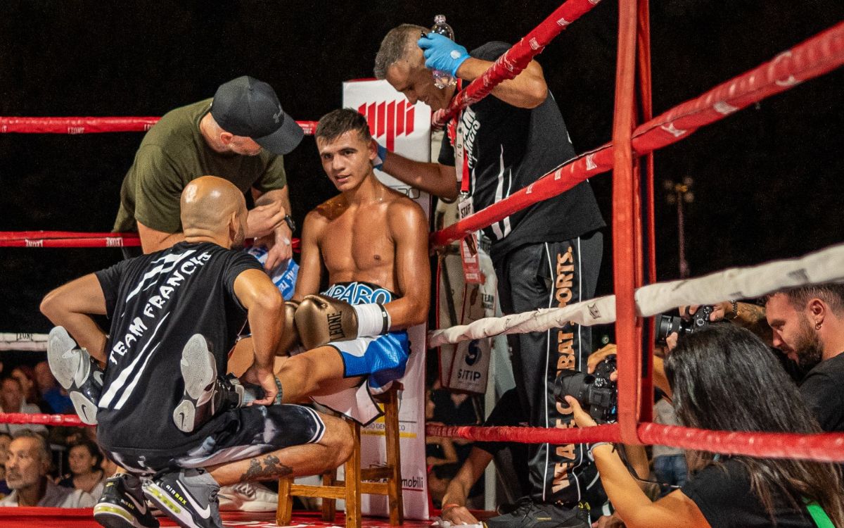 Il campione d’Italia dei pesi superpiuma Francesco Paparo difende il titolo contro Catalin Ionescu Il campione d’Italia dei pesi superpiuma Francesco Paparo difende il titolo contro Catalin Ionescu