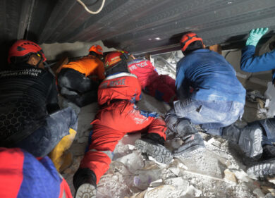 Indonesia, 59 studenti dispersi dopo il crollo di una scuola. Corsa contro il tempo per salvarli