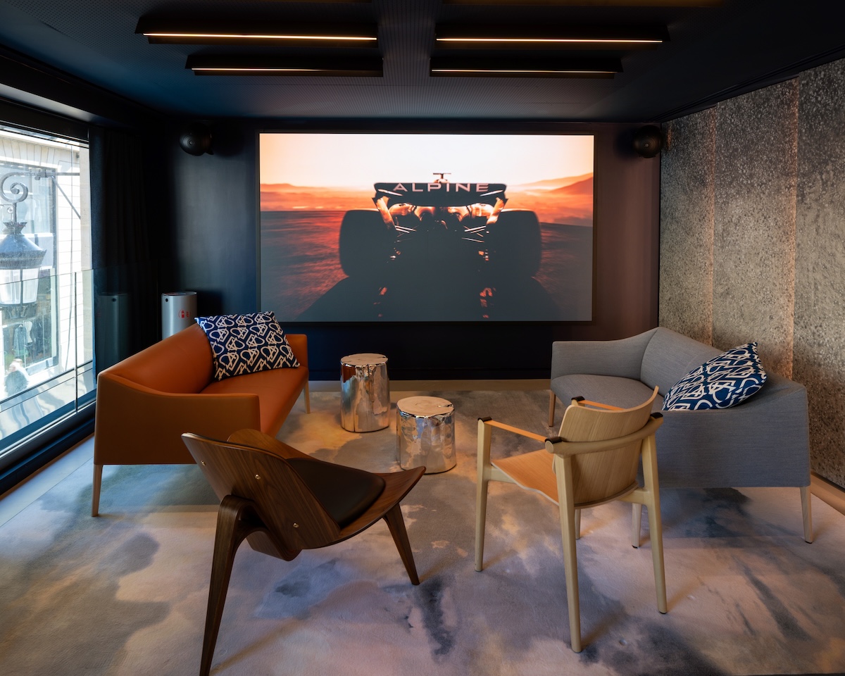Alpine apre l’Atelier a Parigi: flagship e passione motorsport