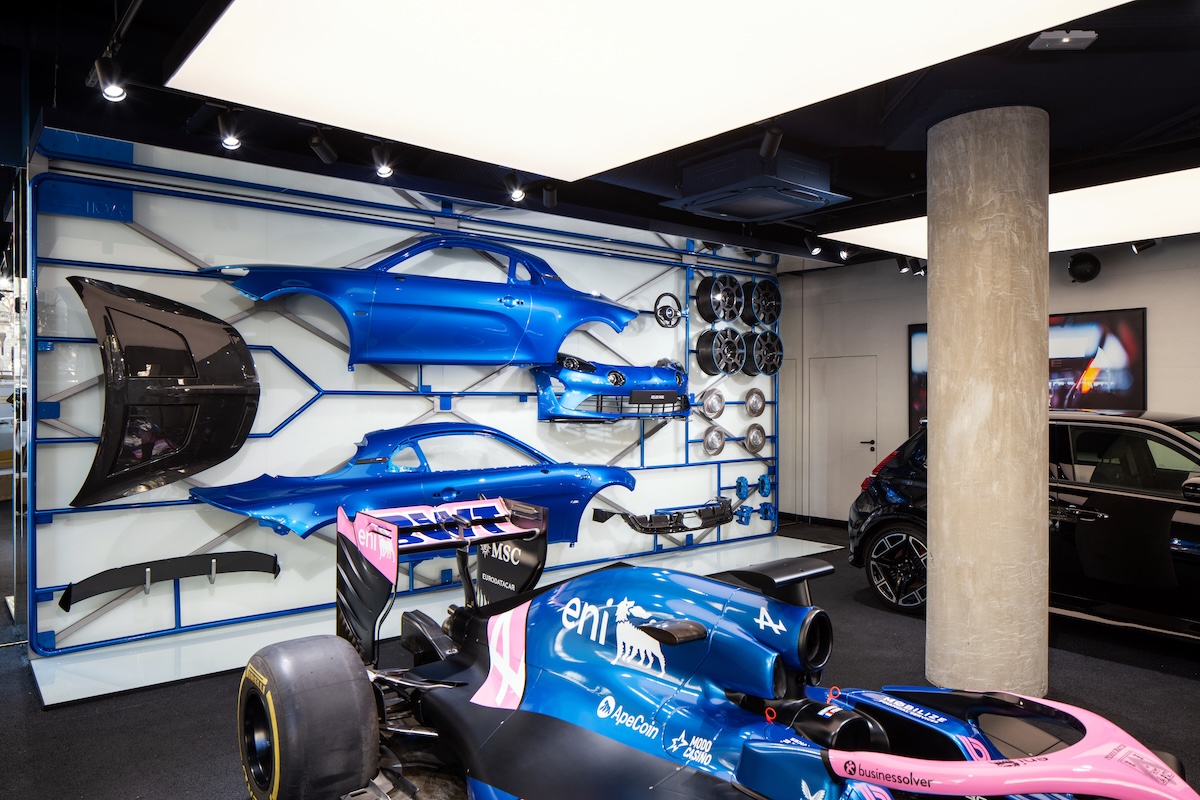Alpine apre l’Atelier a Parigi: flagship e passione motorsport