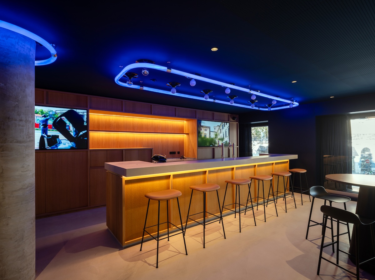 Alpine apre l’Atelier a Parigi: flagship e passione motorsport