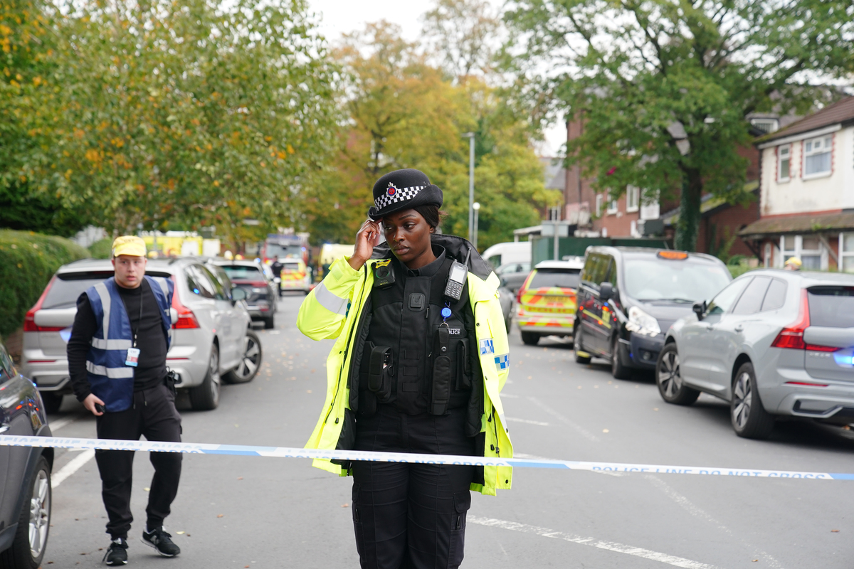Paura a Manchester, accoltellamento fuori da una sinagoga. Due morti, ucciso l’aggressore. Sgomento di Re Carlo Paura a Manchester, accoltellamento fuori da una sinagoga. Due morti, ucciso l’aggressore. Sgomento di Re Carlo