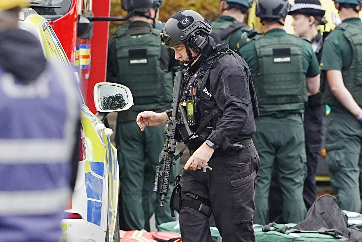 Paura a Manchester, accoltellamento fuori da una sinagoga. Due morti, ucciso l’aggressore. Sgomento di Re Carlo Paura a Manchester, accoltellamento fuori da una sinagoga. Due morti, ucciso l’aggressore. Sgomento di Re Carlo