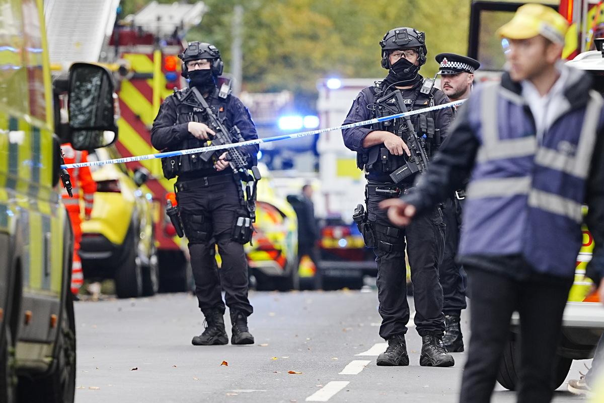 Paura a Manchester, accoltellamento fuori da una sinagoga. Due morti, ucciso l’aggressore. Sgomento di Re Carlo Paura a Manchester, accoltellamento fuori da una sinagoga. Due morti, ucciso l’aggressore. Sgomento di Re Carlo