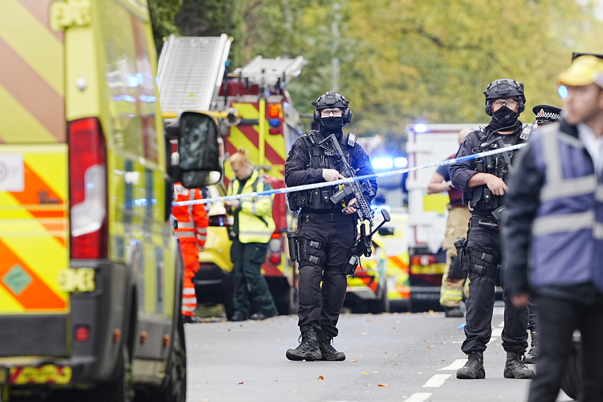 Paura a Manchester, accoltellamento fuori da una sinagoga. Due morti, ucciso l’aggressore. Sgomento di Re Carlo Paura a Manchester, accoltellamento fuori da una sinagoga. Due morti, ucciso l’aggressore. Sgomento di Re Carlo