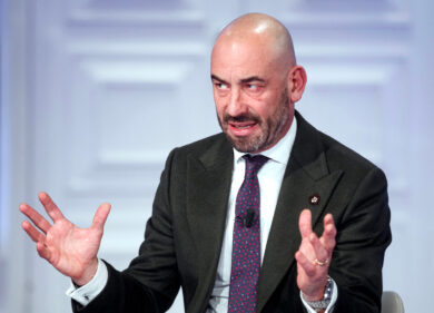 Matteo Bassetti aggredito da un no vax, ma per il giudice è “solo protesta”. L’ira del virologo