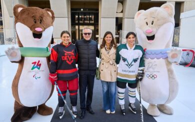 Ice Hockey Playground: l’evento di Fiera Milano trasforma Piazza San Babila in un’arena olimpica. VIDEO