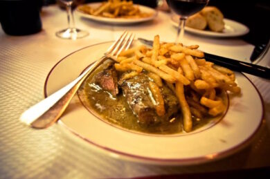 Le Relais de l’Entrecôte, esiste un ristorante che da 60 anni prepara un solo piatto