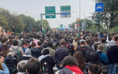 La manifestazione pro Gaza: “Siamo in 100mila”. Spezzone di corteo occupa la tangenziale est, tensione con la Polizia. VIDEO