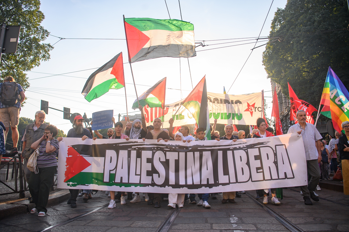Roma, un milione in piazza per Gaza: striscioni sul 7 ottobre e bandiere di Hezbollah e Hamas. Imbrattata la statua di Papa Wojtyla Roma, un milione in piazza per Gaza: striscioni sul 7 ottobre e bandiere di Hezbollah e Hamas. Imbrattata la statua di Papa Wojtyla