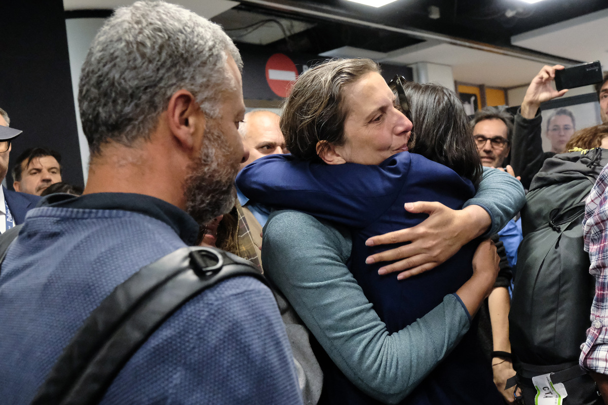 Flotilla, arrivati a Fiumicino i quattro parlamentari italiani. Scuderi: “Un po’ provati, ma il nostro pensiero va a Gaza” Flotilla, arrivati a Fiumicino i quattro parlamentari italiani. Scuderi: “Un po’ provati, ma il nostro pensiero va a Gaza”
