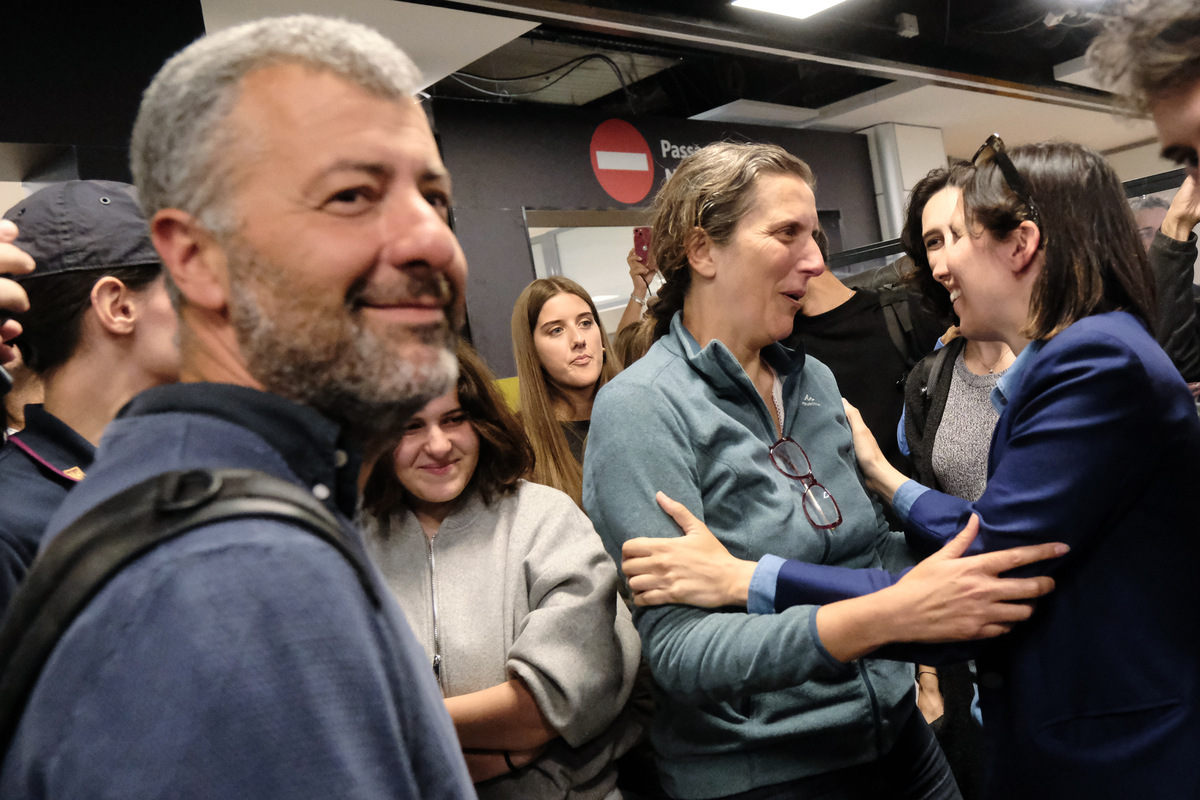Flotilla, arrivati a Fiumicino i quattro parlamentari italiani. Scuderi: “Un po’ provati, ma il nostro pensiero va a Gaza” Flotilla, arrivati a Fiumicino i quattro parlamentari italiani. Scuderi: “Un po’ provati, ma il nostro pensiero va a Gaza”