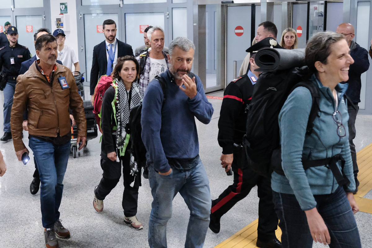 Flotilla, arrivati a Fiumicino i quattro parlamentari italiani. Scuderi: “Un po’ provati, ma il nostro pensiero va a Gaza” Flotilla, arrivati a Fiumicino i quattro parlamentari italiani. Scuderi: “Un po’ provati, ma il nostro pensiero va a Gaza”