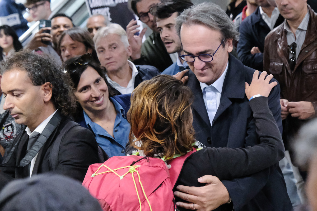 Flotilla, arrivati a Fiumicino i quattro parlamentari italiani. Scuderi: “Un po’ provati, ma il nostro pensiero va a Gaza” Flotilla, arrivati a Fiumicino i quattro parlamentari italiani. Scuderi: “Un po’ provati, ma il nostro pensiero va a Gaza”