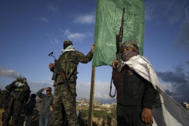 Hamas accetta il piano di Trump: “Pronti a liberare ostaggi”. Il tycoon: “Israele fermi bombardamenti su Gaza”