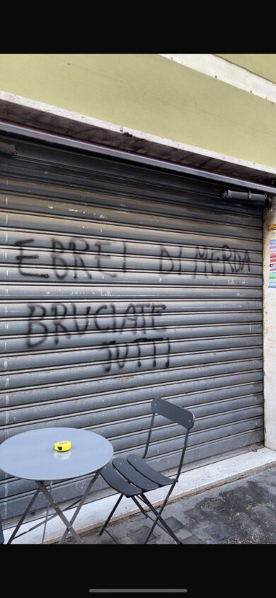 “Ebrei di merda, bruciate tutti”, scritta choc sulla serranda di un panificio kosher a Roma