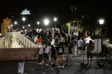 Roma, paura a Trastevere: turisti americani ubriachi aggrediscono un passante e prendono a calci e pugni due carabinieri 