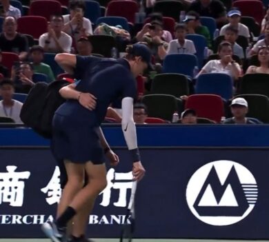 Jannik Sinner non sta in piedi: il tennista azzurro piegato dai crampi è costretto a ritirarsi dal torneo di Shanghai – VIDEO