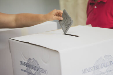 Elezioni in Calabria, sfida tra Occhiuto e Tridico. Affluenza in lieve calo: alle 23 è del 29,08%