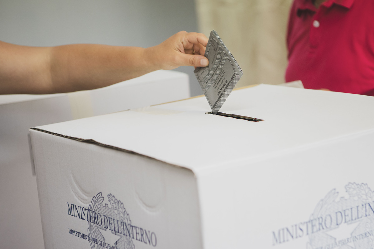 Elezioni in Calabria, sfida tra Occhiuto e Tridico. Affluenza in lieve calo: alle 23 è del 29,08% Elezioni in Calabria, sfida tra Occhiuto e Tridico. Affluenza in lieve calo: alle 23 è del 29,08%