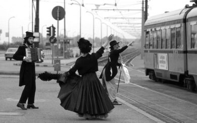 “Il teatro delle strade” di Enzo Arnone: Milano tra anti-eroi, poesia e autenticità