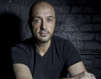 Joe Bastianich? Non solo Foodish, ecco ‘Money, il bilancio di una vita’. ‘Nel retro di un ristorante, dopo l’orario di chiusura’ –  Tour, date, teatri