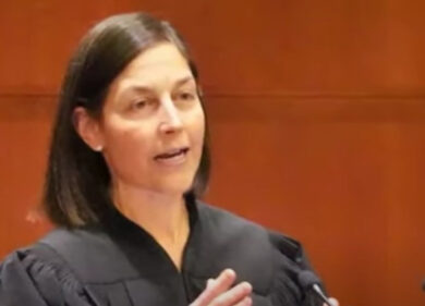 Chi è Karin Immergut, la giudice “trumpiana” che sta bloccando la Guardia nazionale schierata da Trump