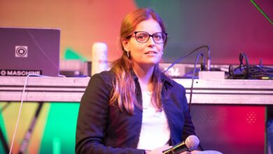 Ilaria Salis e il suo portaborse in “love”? Vietato dall’Ue. Notte in hotel e casa in comune. Poi il repentino cambio di residenza