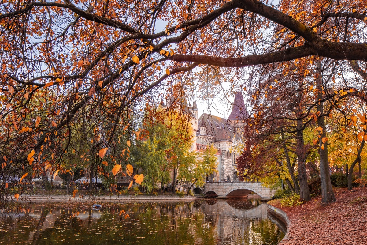 Budapest, magia d’autunno sul Danubio: ecco tutti i luoghi iconici da non perdere Budapest, magia d’autunno sul Danubio: ecco tutti i luoghi iconici da non perdere