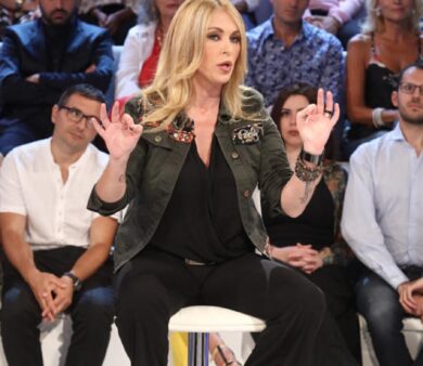 Nella mente di Narciso torna su Rai2, chi è la conduttrice Roberta Bruzzone: dalla cronaca nera a Ballando con le stelle, fino a…