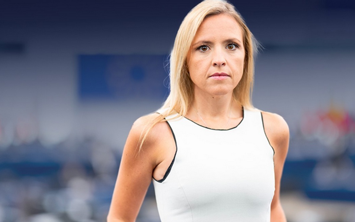 Ilaria Salis ‘graziata’ per un voto, Sardone (Lega): “Salvata dal PPE di FI”. L’azzurro Tosi ribatte: “Falso, tante assenze tra i Patrioti” Ilaria Salis ‘graziata’ per un voto, Sardone (Lega): “Salvata dal PPE di FI”. L’azzurro Tosi ribatte: “Falso, tante assenze tra i Patrioti”