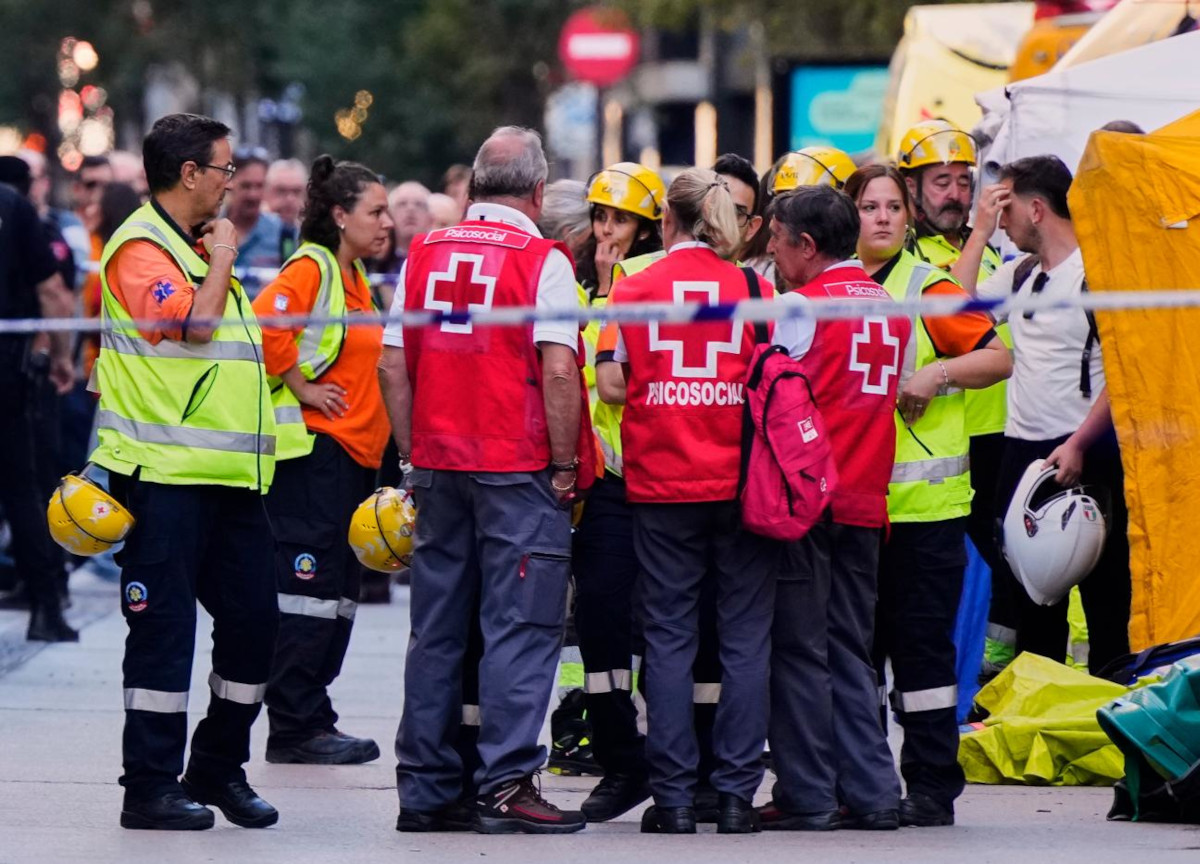 Tragedia nel centro di Madrid, crolla un hotel in ristrutturazione: almeno 4 morti e 3 feriti. Video Tragedia nel centro di Madrid, crolla un hotel in ristrutturazione: almeno 4 morti e 3 feriti. Video