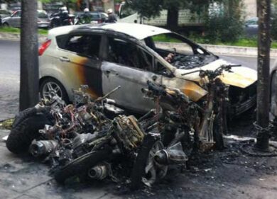 Piromane in azione nella notte a Milano: undici auto date alle fiamme