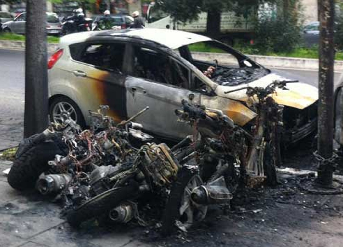 Piromane in azione nella notte a Milano: undici auto date alle fiamme Piromane in azione nella notte a Milano: undici auto date alle fiamme