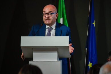 Il Pd smonta la manovra di Meloni: “Austera e senz’anima. L’unica novità è l’aumento delle spese militari in ossequio a Trump”