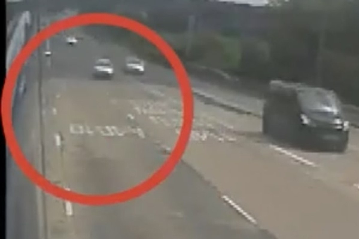 Supera con il rosso e provoca un incidente a tutta velocità, le terribli immagini dell’impatto Supera con il rosso e provoca un incidente a tutta velocità, le terribli immagini dell’impatto